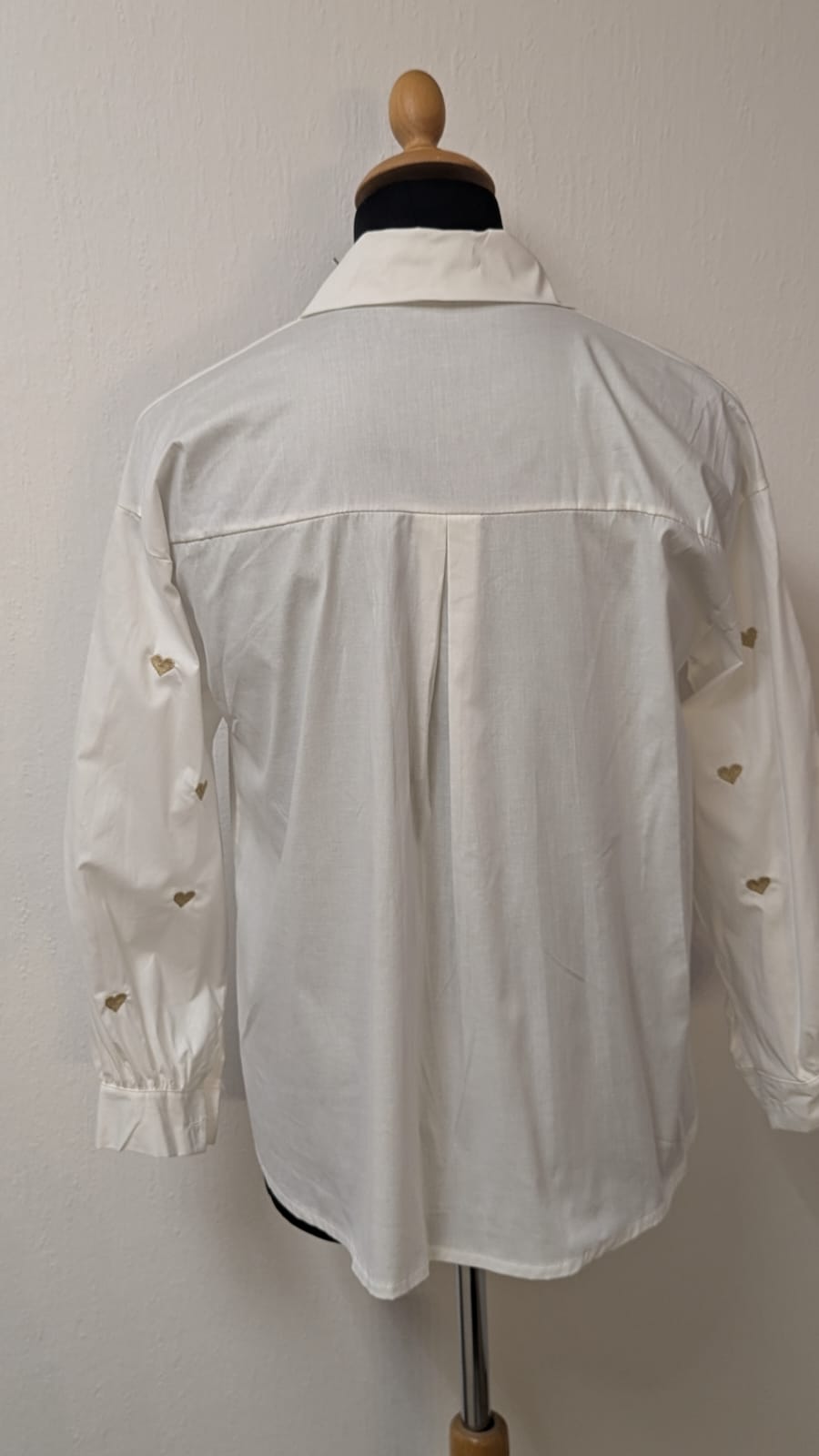 Weiße Bluse mit goldenen Herzen