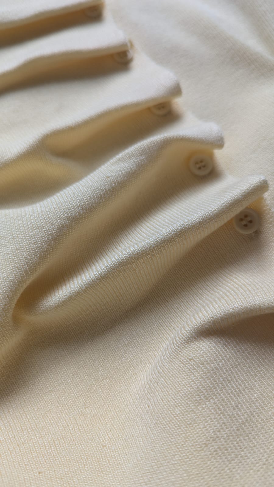 Strickjacke Hellgelb im gerafften Stil