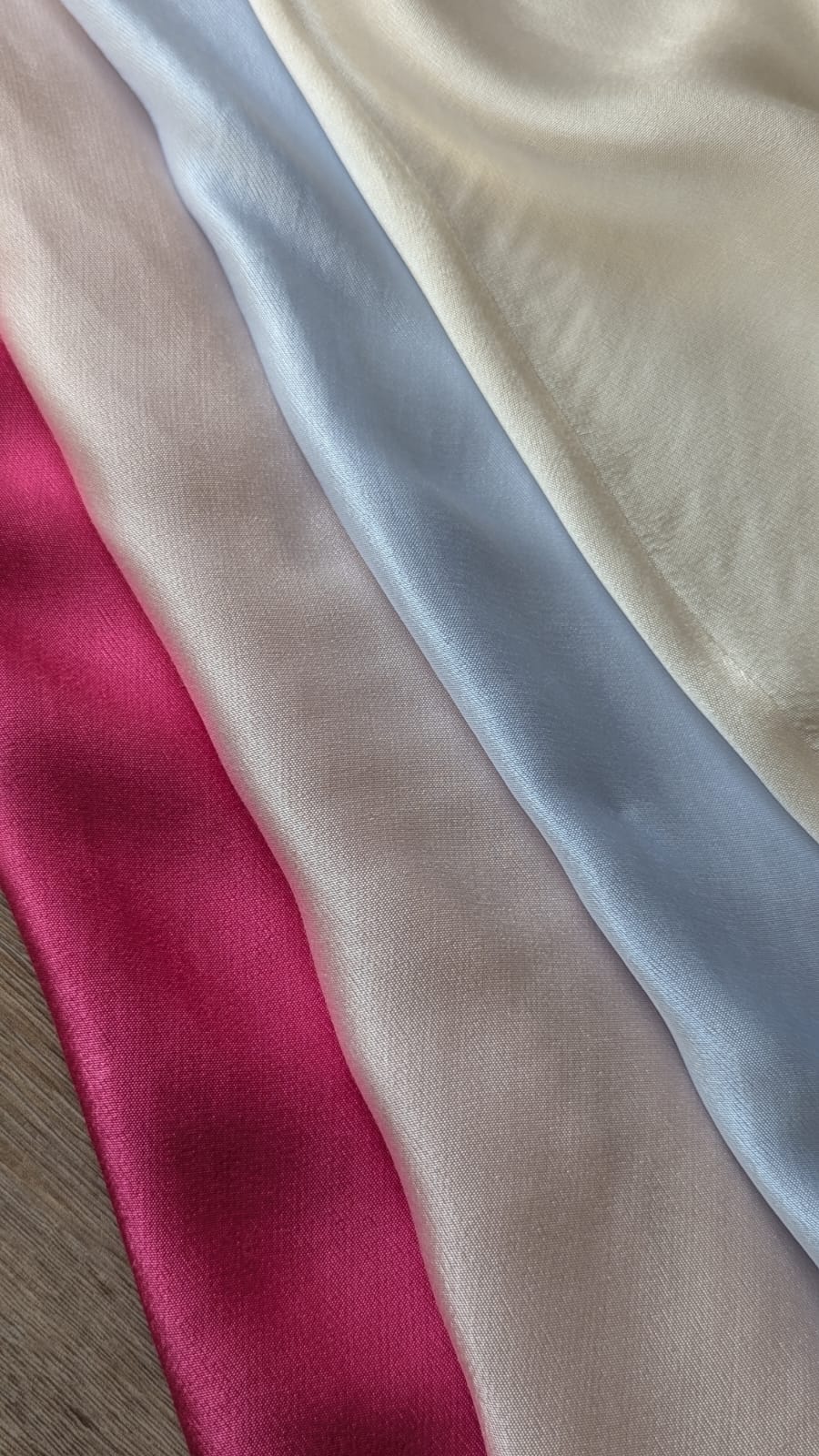 Satin Rock in 4 verschiedenen Farben