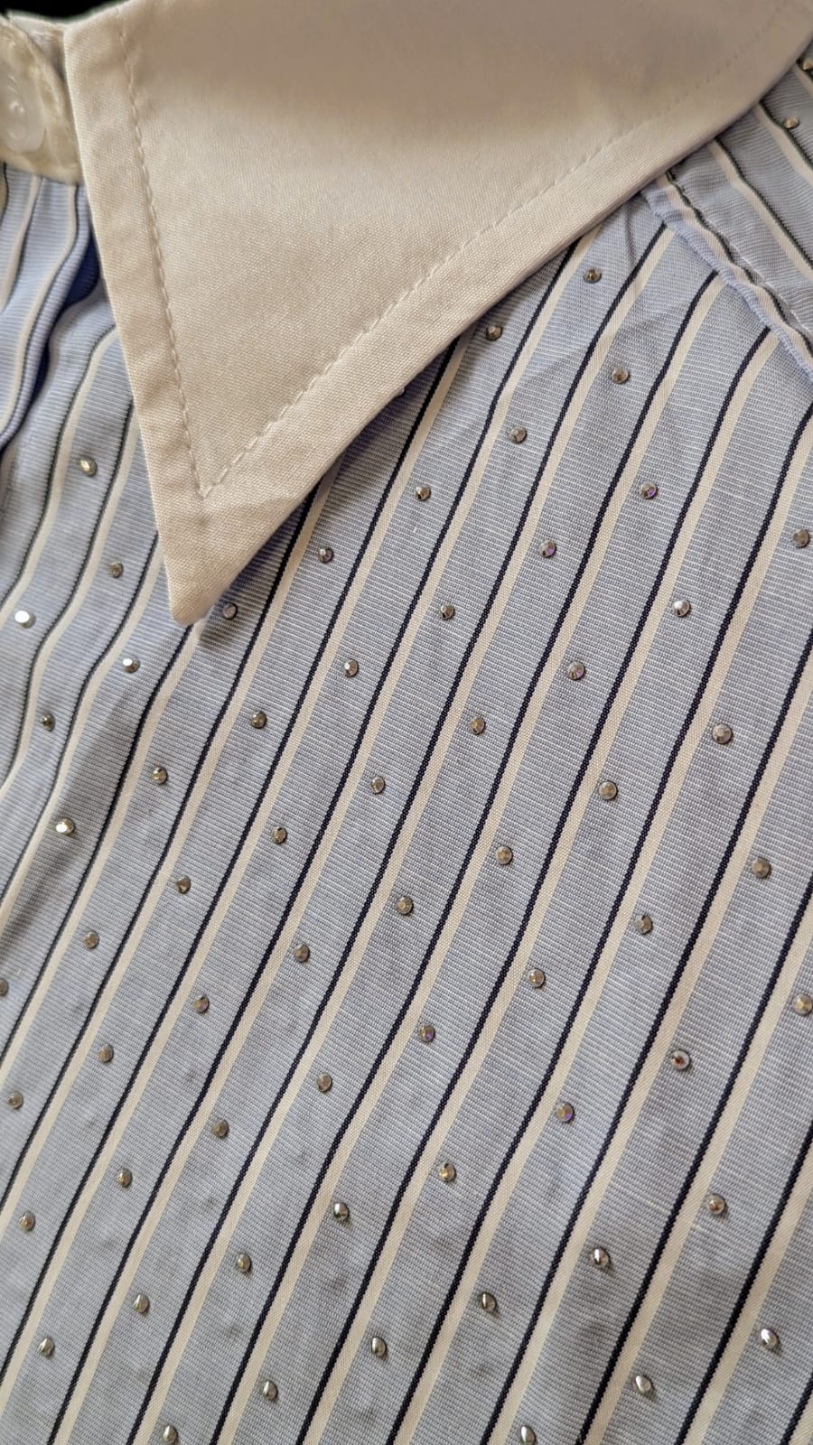 Bluse in Hellblau mit Straß-Applikationen