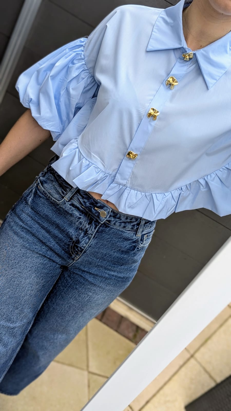 Bluse mit Ballonärmeln in Weiss & Blau