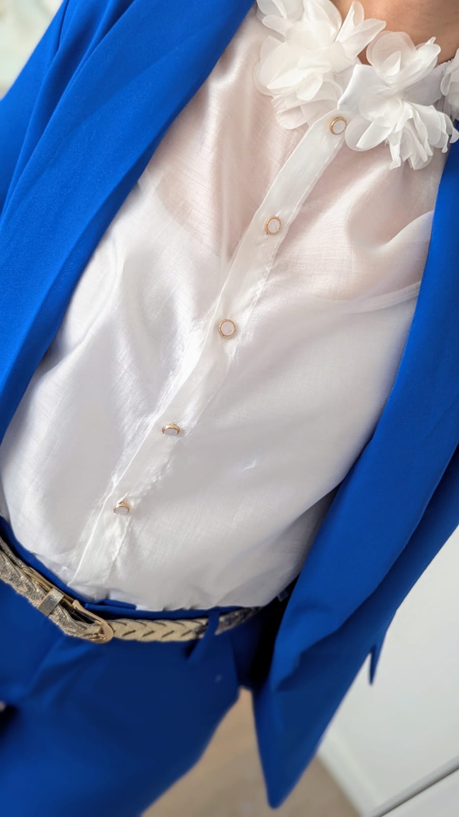 Weiße Bluse mit 3D-Blüten