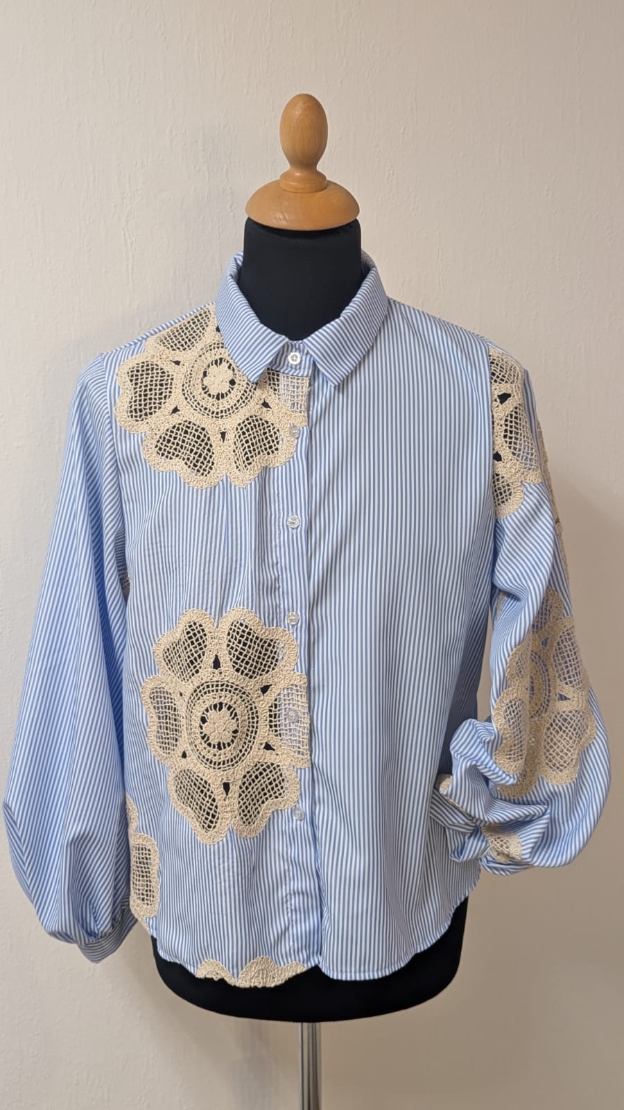 Bluse Blau-Weiss gestreift mit Häkel-Blume