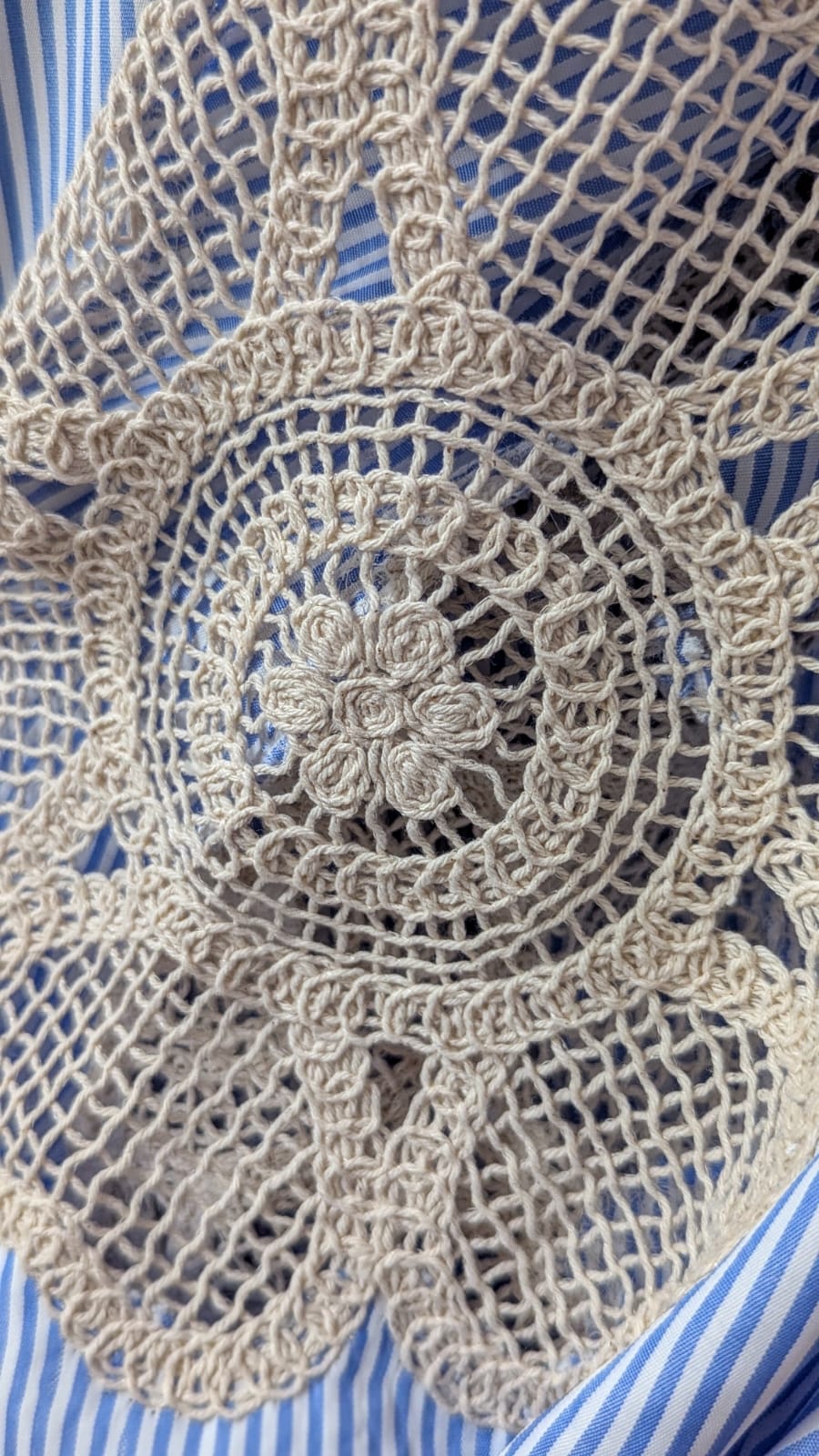 Bluse Blau-Weiss gestreift mit Häkel-Blume