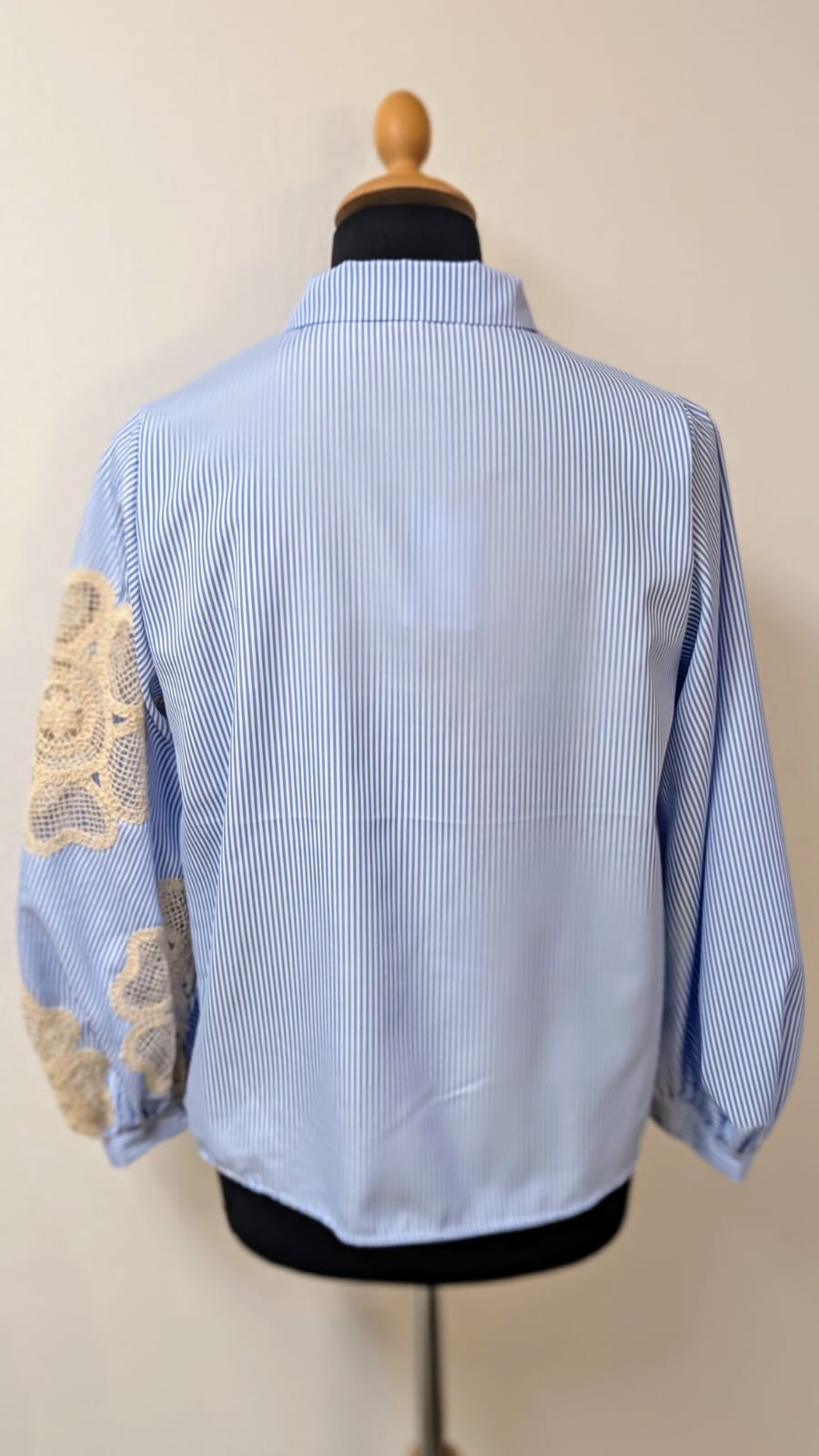 Bluse Blau-Weiss gestreift mit Häkel-Blume