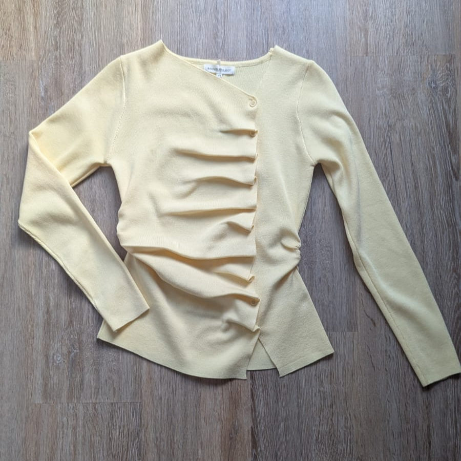 Strickjacke Hellgelb im gerafften Stil