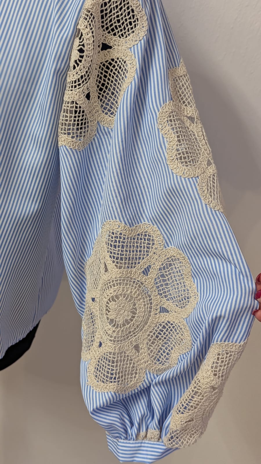 Bluse Blau-Weiss gestreift mit Häkel-Blume