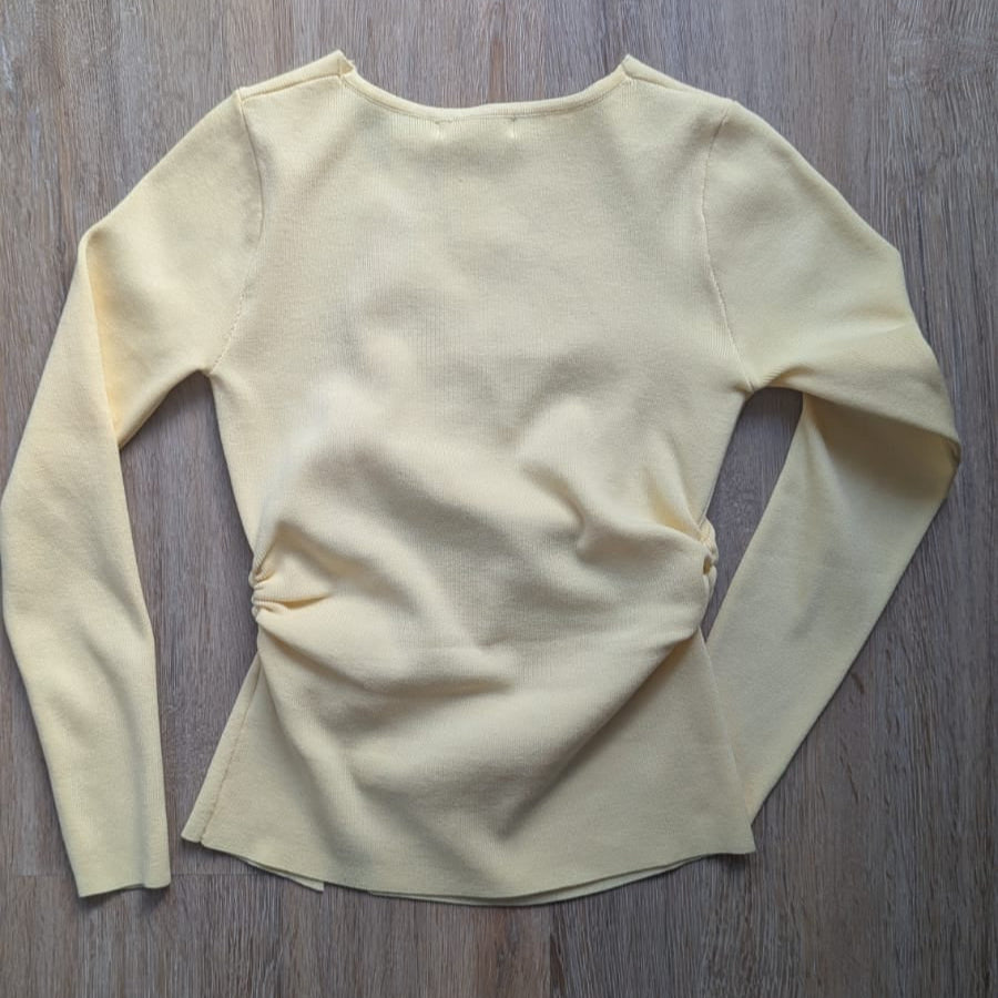 Strickjacke Hellgelb im gerafften Stil